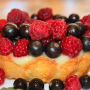 Пирожные с заварным кремом и ягодами