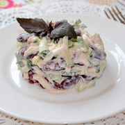 Салат с фасолью и сыром.