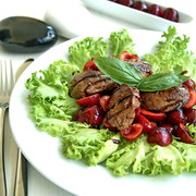 Салат из куриной печени с черешней