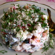 Салат с языком и фасолью.