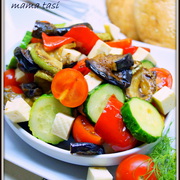 Овощной салат с брынзой и пикантной заправкой.