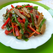 Теплый салат с отварным свиным языком и овощами.