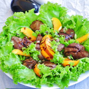 Салат из куриной печени с персиками