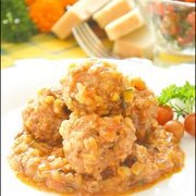 Тефтели с рисом в овощном соусе.