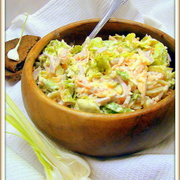 Салат овощной с сыром и ветчиной.