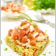 Рисовое соте с овощами, с салатом из запеченной рыбы.