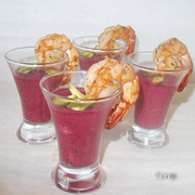 Свекольный мусс с жареными креветками