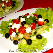 Легкий салат с овощами, шампиньонами и фетой