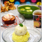 Суп cо шпинатом, рыбные фрикадельки, слива, запеченная с творогом. Идеальный обед за 60 мин.