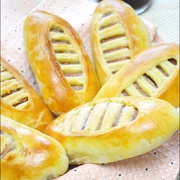 Пирожки с мясом и сыром.