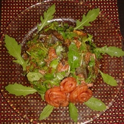 Салат из листовой зелени с семгой холодного копчения