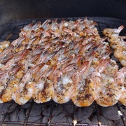 Креветки с салатом