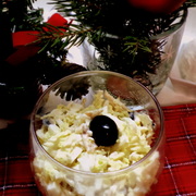 Легкий Новогодний салат с кальмарами и маслинами!