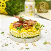 Салат с рисом, овощами и сыровяленым мясом..