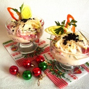 Салат-коктейль с  чечевицей, ветчиной и кальмарами.