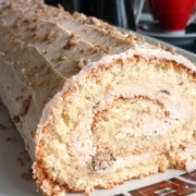 Бисквитный рулет с начинкой из творога и халвы