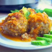 Тефтели с рисом и овощным соусом. 