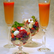 Салат с клубникой, клюквой и моцареллой „Капрезе-фантазия“ для Аллочки allenka 