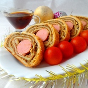 Печеночно-яблочный штрудель с кисло сладким соевым соусом