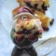 Шарлотка с ягодами и гуавой