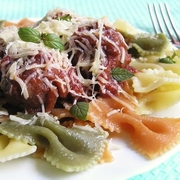 Фарфалле с фрикадельками в томатно-базиликовом соусе