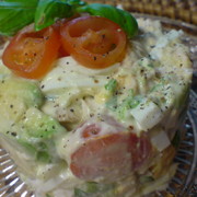 Салат с красной рыбой,черри и авокадо