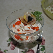 Салат для торжественных случаев с осетриной, кальмарами и икрой