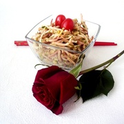 Салат с кальмаром и овощами.