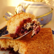 Пирог со смородиной в карамели и сахарной корочкой.