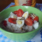 Рисовый салат с мидиями и перепелиными яицами