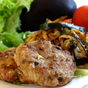 Бургеры свиные с салатом из печеных овощей