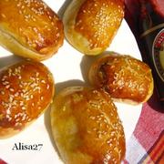 Пирожки из слоеного теста с колбасой и сыром