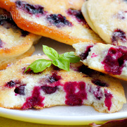 Бисквитные оладьи с черной смородиной.