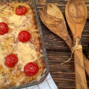 Полента с ветчиной, оливками и помидорами черри