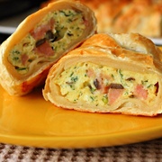 Яичница-болтунья в слоеном тесте