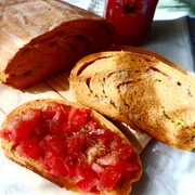 Закусочный хлеб с тунцом,оливками,сыром,на томатном соке Томато Густо.