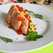 Жареная семга с авокадо и красной икрой