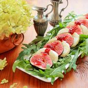 Салат Капрезе с моцареллой,инжиром и клюквенным соусом.