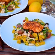 Жареный сыр с салатом из фасоли и маслин (haloumi saganaki) 