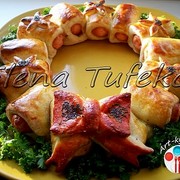 Венок из сосисок в тесте