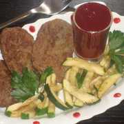 Печеночные оладьи с брусничным соусом