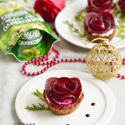 Салат из козьего сыра со свеклой в хлебных корзинках.