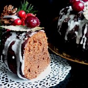 Рождественский пряный шоколадный кекс без яиц и масла, с черносливом и черемухой 