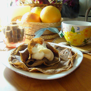 Шоколадные блинчики с карамельным творогом.