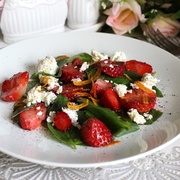 Салат с клубникой и базиликом