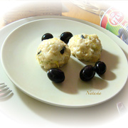 Куриные шарики с кабачком и маслинами.