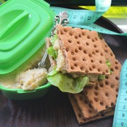 Паштет из нута с яблоками и хлебцами из отрубей