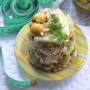 Салат с оливками и стеблями сельдерея