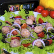 Салат с оливками и куриными фрикадельками