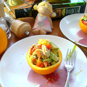 Салат с курицей,авокадо и апельсином.